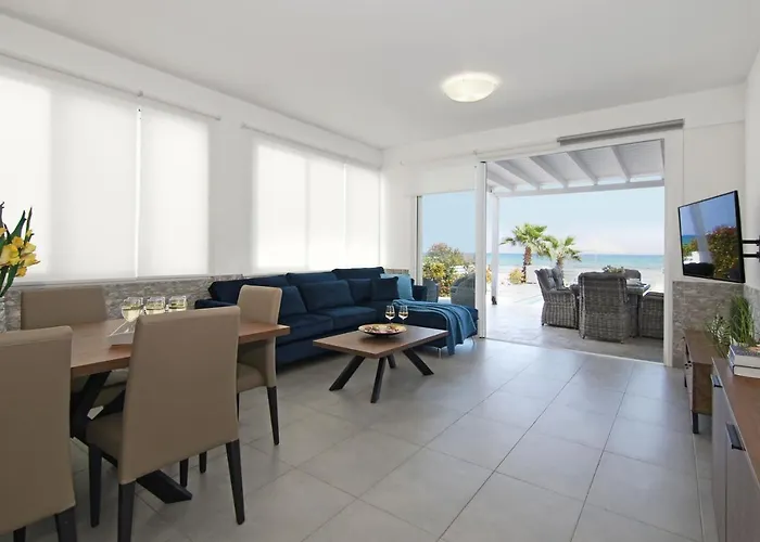 ヴィラ Aphrodisia - Seafront アヤナパ